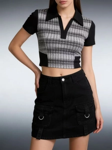 Haut polo court bicolore avec mini-jupe cargo noire dotée de grandes poches