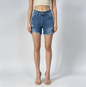 Gros plan sur un short en jean taille haute avec déchirures et ourlets effilochés