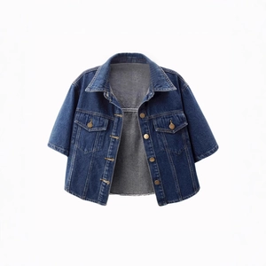 Detail einer dunkelblauen Jeansjacke mit Bronzeknöpfen und Pattentaschen in hoher Qualität