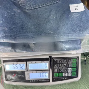 Détail de jean large taille haute dans son emballage transparent avec étiquette XL