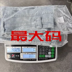 Détail d'une jupe en jean bleu clair taille XL pesant 432,9g sur une balance