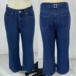 Detaillierte Vorder- und Rückansicht der Retro-Jeans mit hoher Taille und geradem Bein