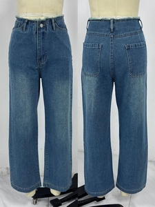 Détails du jean taille haute avec taille effilochée et délavage bleu vintage classique