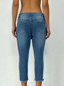 Slim fit high-waisted light blue denim jeans with elastic fabric and fringed hem details