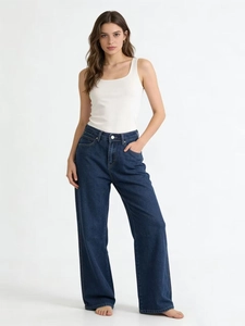 Damen Set mit dunkelblauer High-Waist-Jeans und weißem Top mit eckigem Ausschnitt