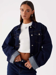 Veste en jean bleu foncé pour femme avec épaules tombantes et coupe décontractée