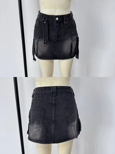 Dettagli della gonna cargo in denim a vita alta con tasche grandi e anelli in metallo