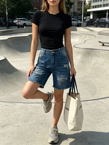 Outfit estivo da donna con pantaloncini di denim blu a vita alta e t-shirt nera