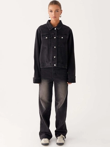 Veste en jean noire pour femme avec boutons argentés et jean droit assorti