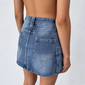 Vista posteriore dettagliata di minigonna in denim blu a vita alta con tasche cargo