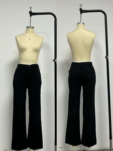 Dettaglio fronte e retro dei pantaloni cargo neri a vita alta con tasche laterali e stile utility