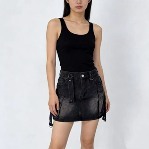 Dettaglio gonna in denim cargo con ampie tasche laterali e lavaggio vintage