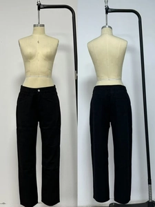 Vue avant et arrière du pantalon en denim noir large pour hommes sur un mannequin