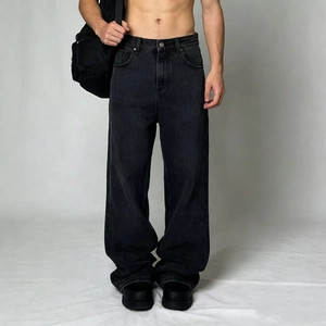 Détail du jean large anthracite pour homme en coton épais avec effet délavé vintage