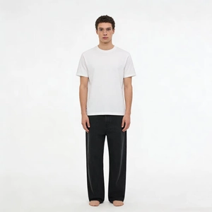 Jean droit gris foncé et t-shirt blanc portés par un mannequin homme sur fond blanc