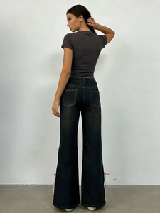 Jeans larghi a vita alta blu scuro da donna con fiocchi di nastro rosa sul fondo gamba