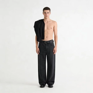 Vue détaillée d'un jean en denim large pour homme gris foncé avec ceinture en cuir