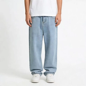 Détail d'un jean bleu clair à coupe large pour homme avec effet drapé et style décontracté