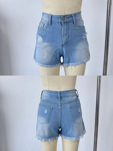 Vue avant et arrière du short en jean bleu clair taille haute avec détails usés et ourlet