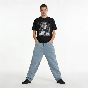 T-shirt graphique rétro pour homme et jean large bleu clair avec baskets noires