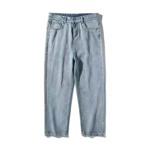Vue détaillée du jean délavé bleu clair avec design classique à cinq poches et bouton en métal