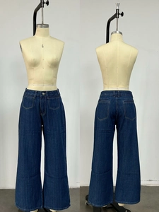 Dettagli dei jeans vintage a righe verticali a vita alta con tasche anteriori e retro