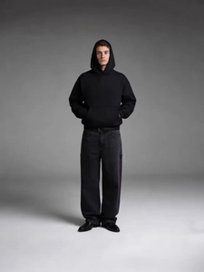Jean vintage homme jambe large et sweat à capuche noir dans un style streetwear minimal