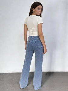 Vue détaillée du jean droit délavé bleu clair à taille haute avec poches arrière