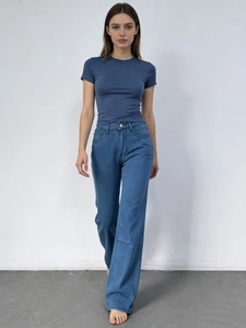 Detail der High-Waist-Jeans mit weitem Bein und Schmetterlingsdruck für einen lässigen Look