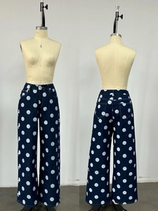 Vue avant et arrière du pantalon en denim bleu foncé à pois blancs avec jambe large