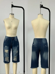 Vue détaillée avant et arrière du short en jean slim avec des détails usés et déchirés
