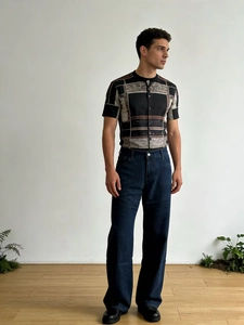 Vue complète d'un jean large bleu marine avec une coupe ample et chemise à motifs