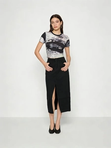 Vue de face d'une jupe midi en jean noir avec taille haute et fente frontale