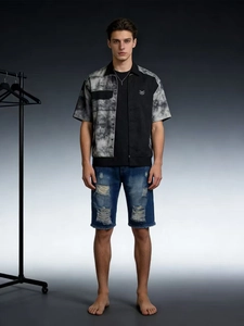 Short en jean pour homme avec détails déchirés usés et moustaches sur tissu bleu foncé