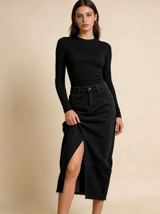Haut en tricot noir ajusté et jupe longue en jean fendue à taille haute pour femme