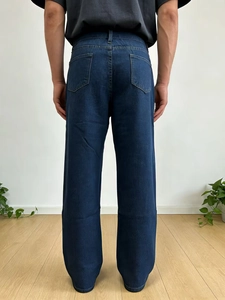 Vue arrière du jean bleu foncé pour hommes, coupe droite avec design classique à 5 poches