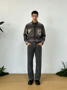 Chemise imprimée homme à manches longues avec jean droit délavé gris foncé