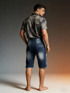 Vue arrière du short en jean slim pour hommes avec ourlets déchirés et poches arrière