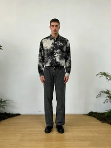 Détail du pantalon en jean délavé décontracté pour homme avec une chemise à imprimé noir