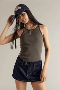 Canotta a costine slim fit abbinata a gonna di jeans e un berretto da baseball