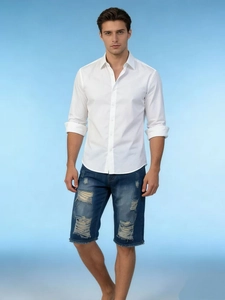 Tenue homme avec chemise blanche et short en jean bleu déchiré avec bords effilochés