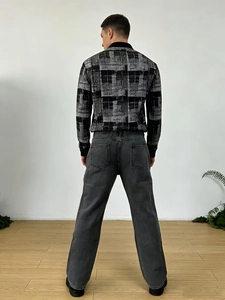 Vue arrière d'une tenue décontractée pour homme avec pull en maille et jean gris foncé