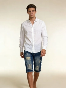 Tenue décontractée pour homme avec chemise blanche cintrée et short en jean vieilli