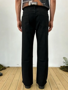 Vue détaillée du dos d'un jean droit noir pour homme avec poches et texture de denim