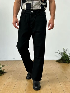 Jean en denim délavé noir pour hommes avec chaussures en cuir et chemise