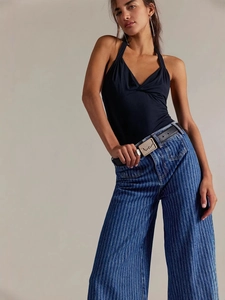 Jeans vintage a righe da donna con top a lupetto nero, completo casual elegante