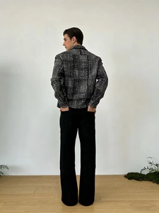 Vue arrière d'une tenue décontractée pour hommes avec veste à carreaux et pantalon