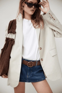 Completo estivo alla moda con blazer beige gessato e gonna di jeans blu scuro