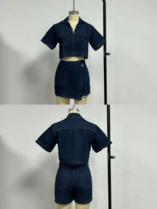 Voor- en achteraanzicht van donkerblauwe denim cargo set met kort jasje en bijpassende rok