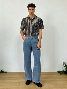 Jean en denim bleu délavé coupe décontractée pour homme avec chemise vintage